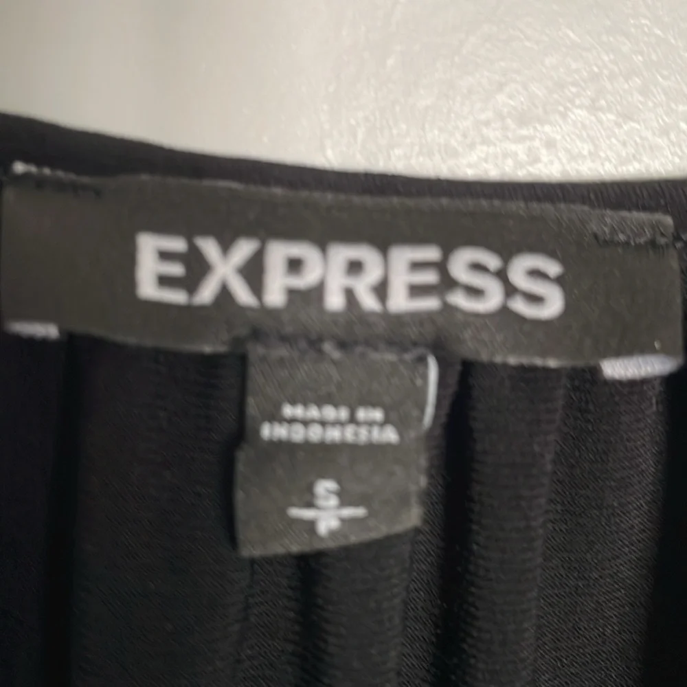 Women’s Express Top  Size Small/Petite Excellent Condition $15 Black - Picture 3 of 3